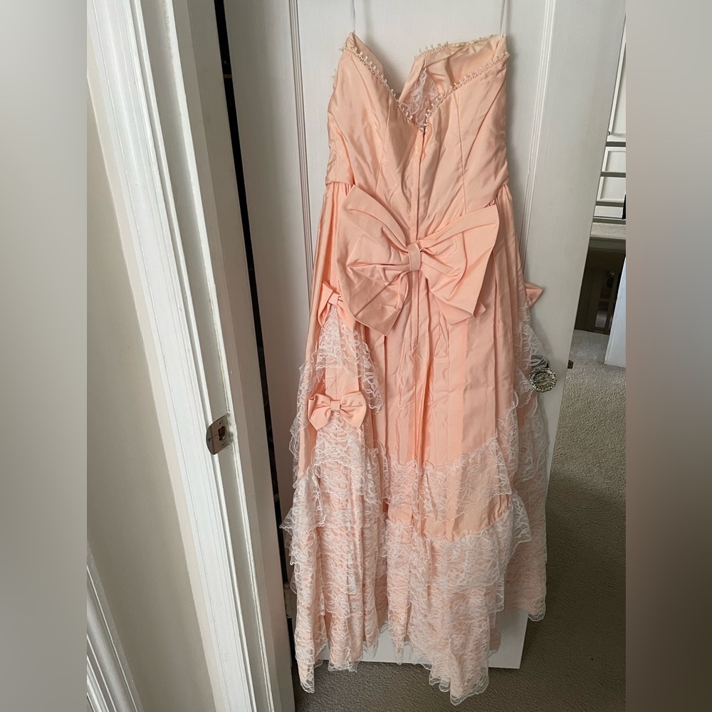 Vintage Elegant Peach Dress with White Lace Details - Picture 2 of 12